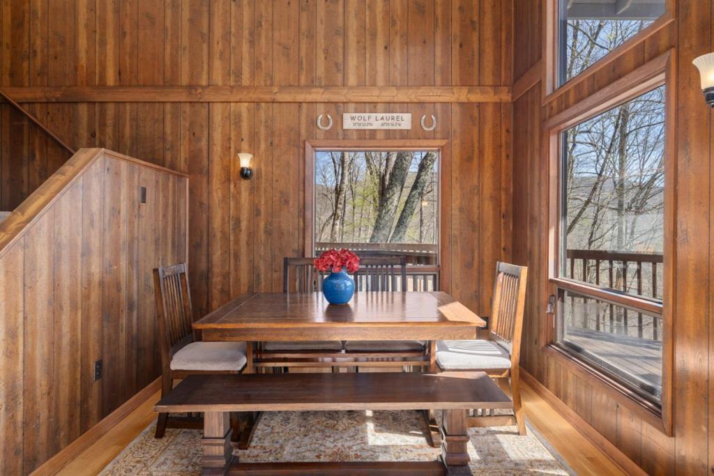 Wolf Ridge Retreat Villa Swiss ภายนอก รูปภาพ